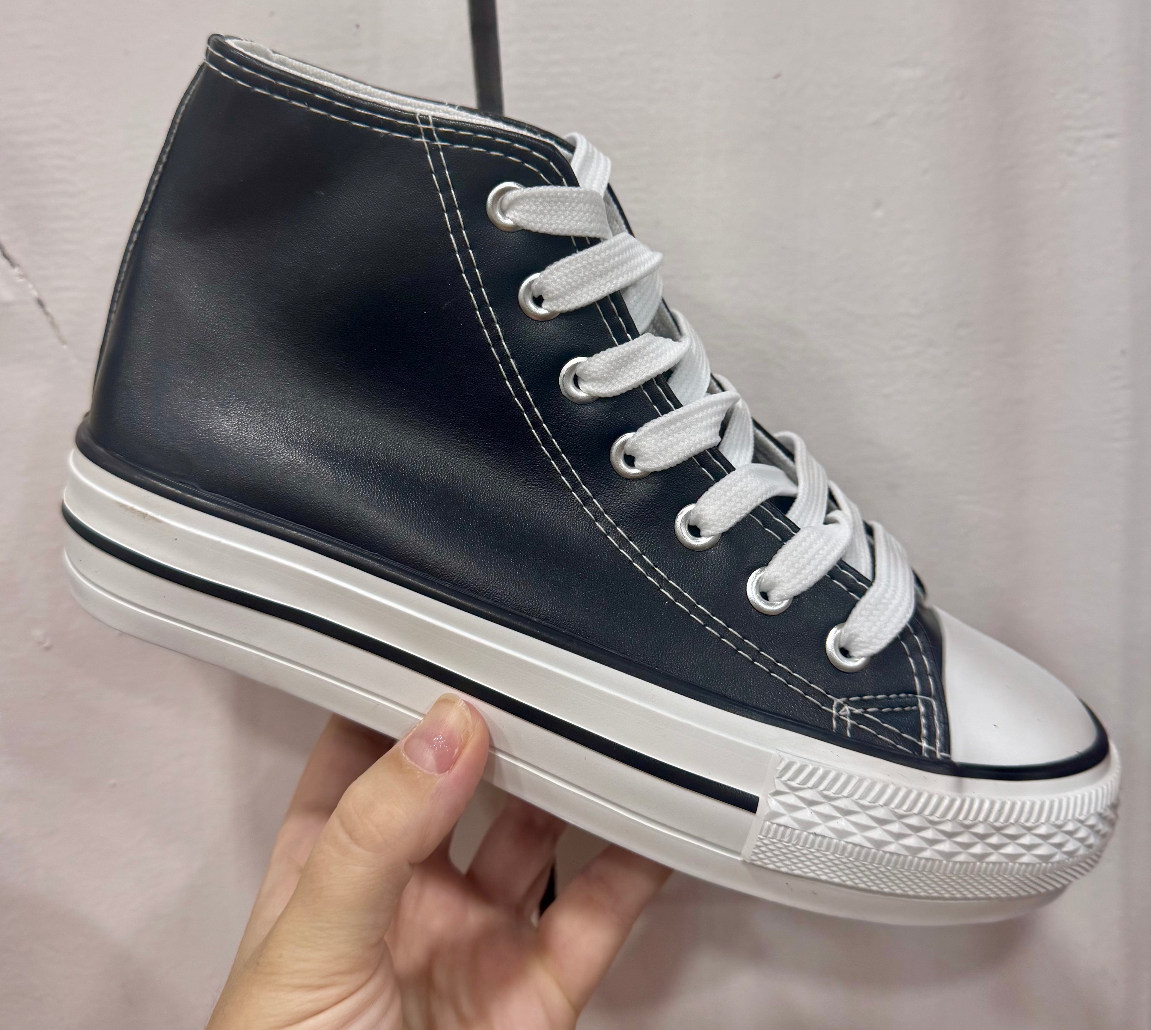 Zapatilla Edda Oscura